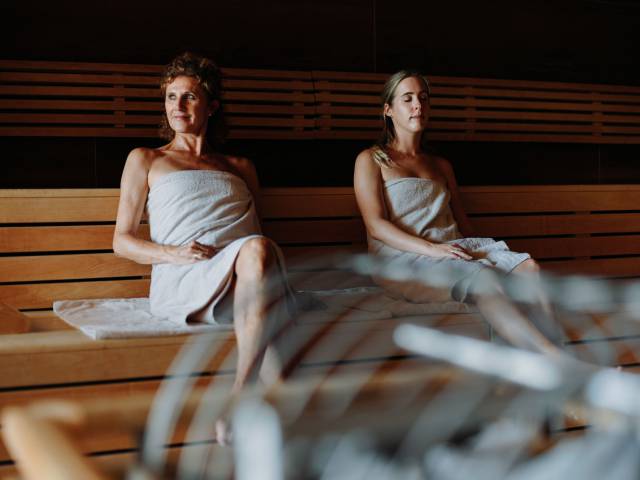 Zwei Frauen in der Sauna der Rosenalp in Oberstaufen