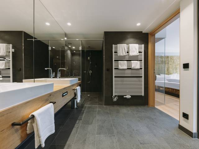 Stilvolles Badezimmer in der Rosenalp