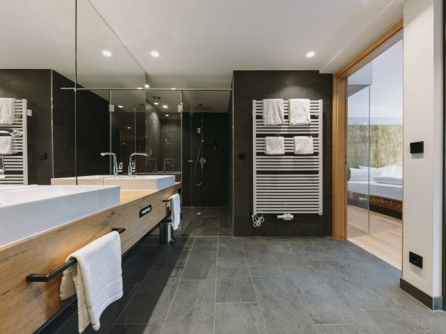 Stilvolles Badezimmer mit Holzelementen als Urlaubsangebot im Allgäu.