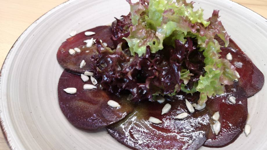 Rote-Bete-Carpaccio mit Salatstrauß & Mangodressing Symbolfoto