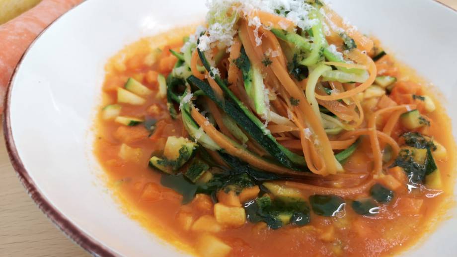 Basische Gemüse-Spaghetti mit Gemüsebolognese Symbolfoto