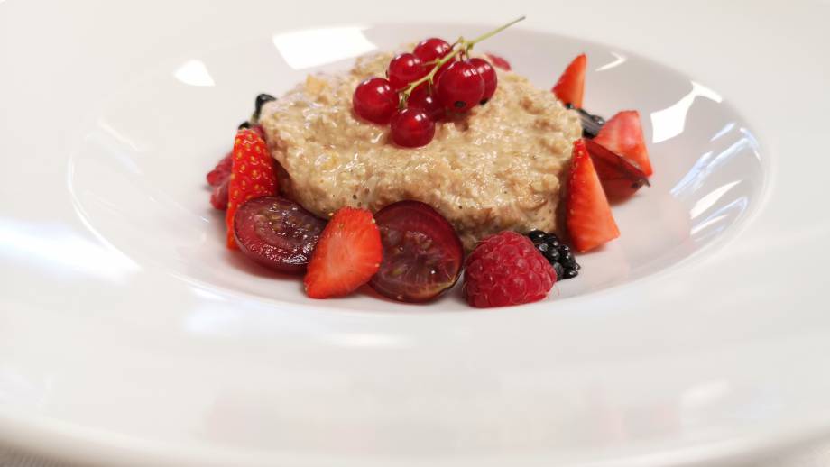 Erdmandel-Müsli mit Beeren Symbolfoto