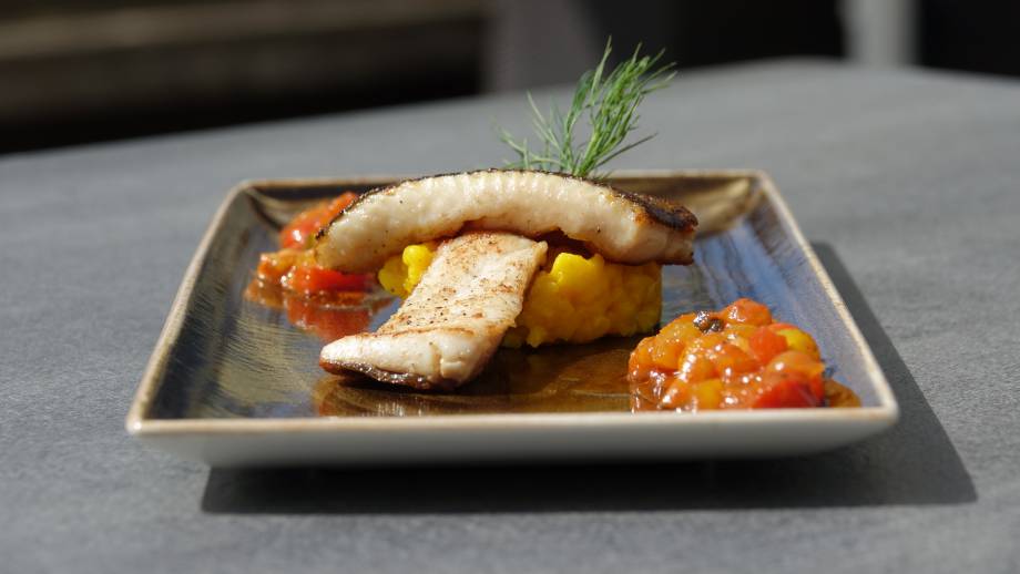 Gebratener Huchen mit Gemüserelish & Champagner-Safran-Risotto Symbolfoto