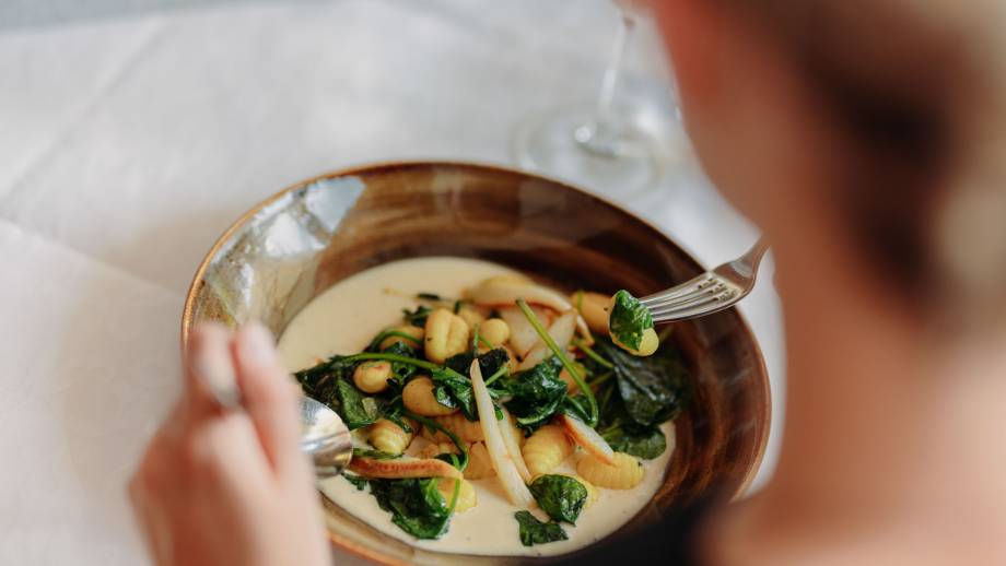 Gnocchi mit Spinat und Birne in Gorgonzolasauce Symbolfoto