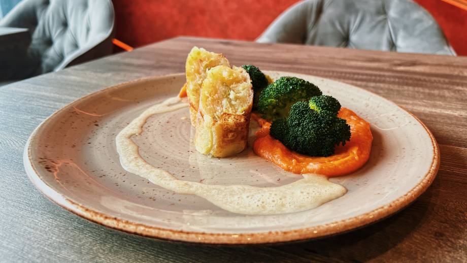 Kartoffelstrudel mit Karottenpüree und Brokkoli an Mandelschaum  Symbolfoto