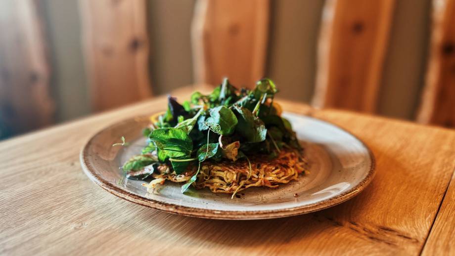 Gemüse-Kartoffelrösti mit Blattsalat an Walnussdressing Symbolfoto