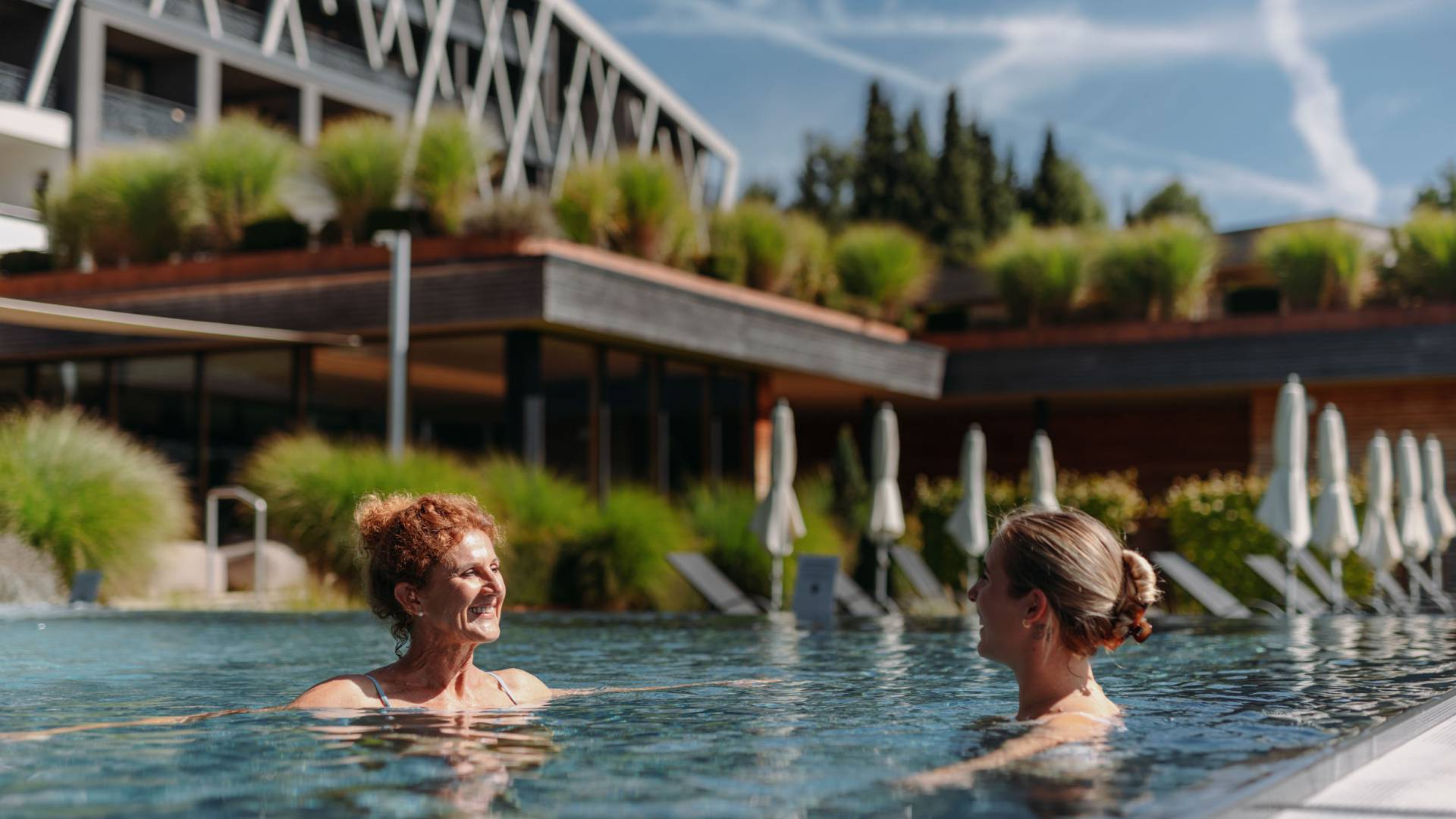 Frauen in einem Pool im Wellnessgarten des Rosenalp Gesundheitsresort & Spa als Ort für Wellness in Oberstaufen.