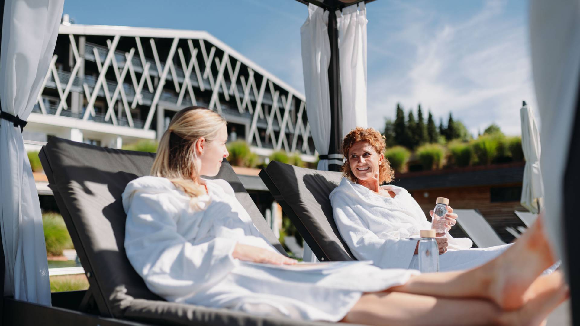 Frauen entspannen im Wellnessgarten Rosenalp