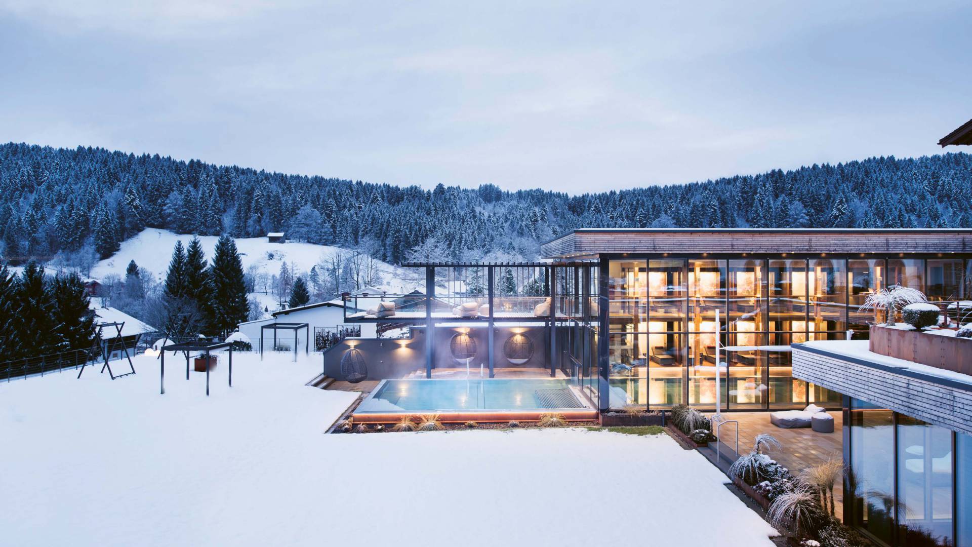 Außenansicht auf das Rosenalp Gesundheitsresort & Spa in der Dämmerung macht Lust auf einen Winterurlaub in Bayern.