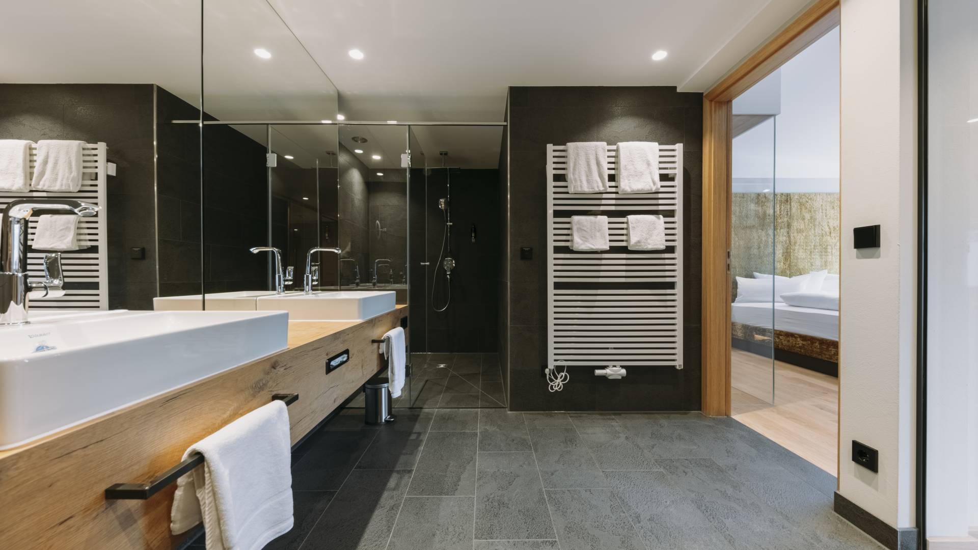 Ein stilvolles Badezimmer mit dunkler Vertäfelung und Holzelementen.