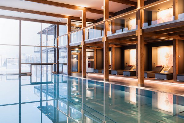 Rosenalp SPA Innenpool mit Relaxliegen