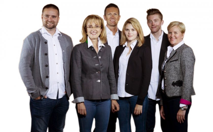Familie & Team hinter dem Hotel Rosenalp in Oberstaufen