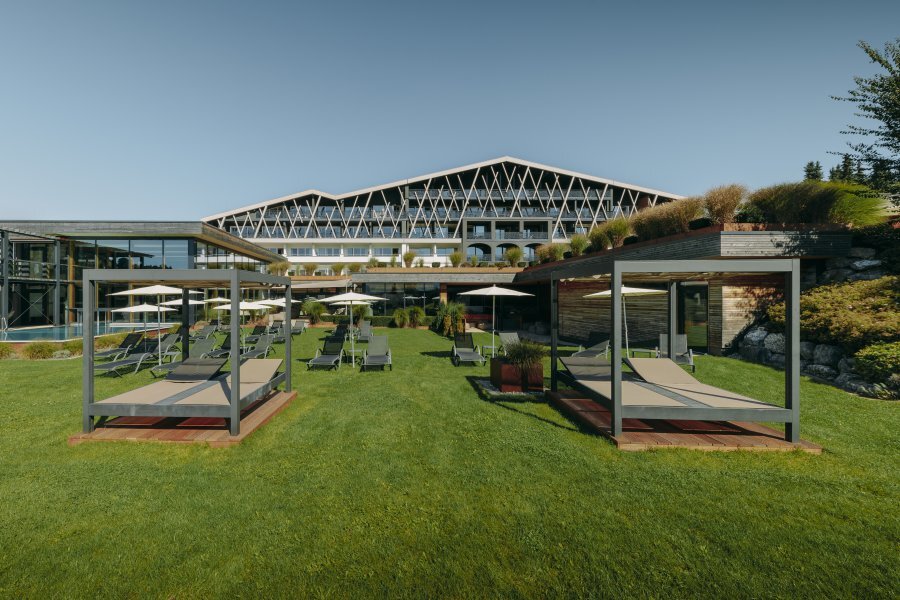 Außenansicht vom Garten auf das Hotel Rosenalp in Oberstaufen
