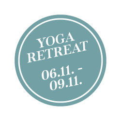 Blauer Button mit Link zum Yoga-Retreat im November